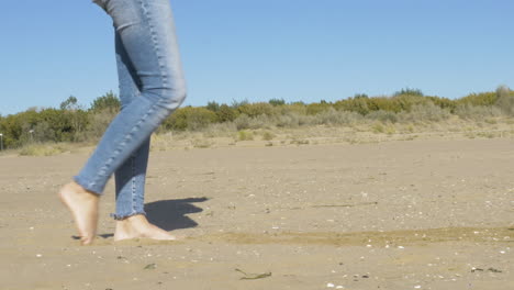 Frauenbeine,-Die-Sand-An-Einem-Strand-Treten