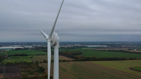 Schließen-Sie-Den-Rotierenden-Schuss-Um-Die-Windkraftanlage-In-Der-Britischen-Landschaft