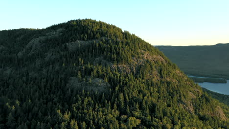 Drohne-Aus-Der-Luft,-Die-Den-Gipfel-Des-Bore-Mountain-über-Den-Dichten-Grünen-Waldbäumen-Und-Seen-Der-Wildnis-Von-Maine-Umkreist