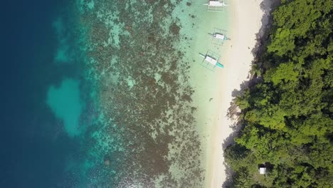 Luftaufnahme-Der-Tropischen-Insel-Mit-Grüner-Vegetation-Und-Weißem-Sandstrand-Mit-Blauem-Wasser-Auf-Den-Philippinen---Kamerasockel-Oben