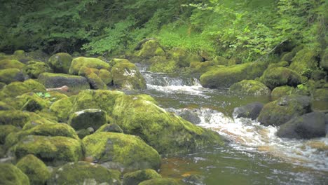 Río-Claddagh-En-Donegal-Irlanda-Agua-Que-Fluye-Hacia-La-Derecha-De-La-Cámara