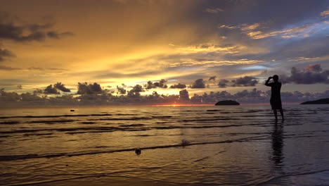 Malerischer-Bunter-Sonnenuntergang-Am-Strand-Von-Tanjung-Aru-In-Der-Stadt-Kota-Kinabalu