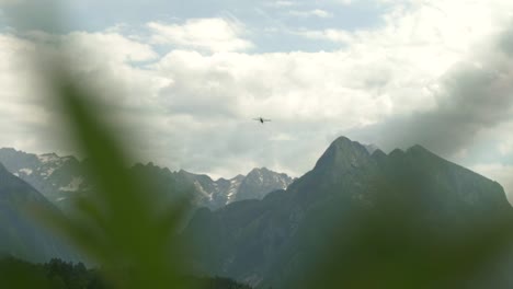 Kleines-Flugzeug,-Das-In-Richtung-Der-Malerischen-Berge-Fliegt