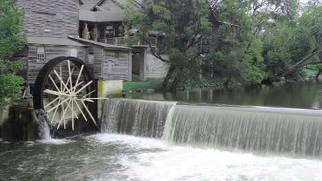 Water-wheel-on-a-old-grist-mill-in-Pigeon-Forge,-Tennessee