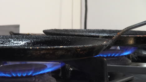 SLOMO:-2-frying-pans-on-a-stove-heating-up