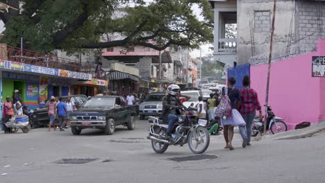 Pan-right-of-traffic-at-intersection-in-Petion-Ville