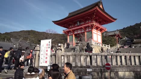 Lots-of-tourists-visiting-one-of-the-landmarks-and-most-popular-destinations-in-Kyoto,-Japan