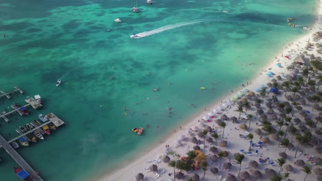 Touristen-An-Einem-Strand-Und-Schwimmen-Im-Karibischen-Meer-In-Aruba