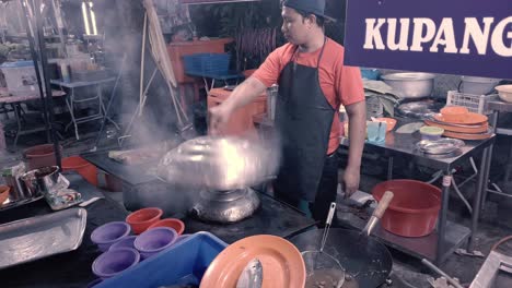 Freiluft-Garküche-In-Johor-Mit-Mann,-Der-Fleisch-Kocht