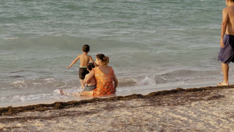 Glückliche-Familie-Mit-Kind-Am-Strand-Puerto-Progreso-Leben-In-Merida-Yucatan-Mexiko