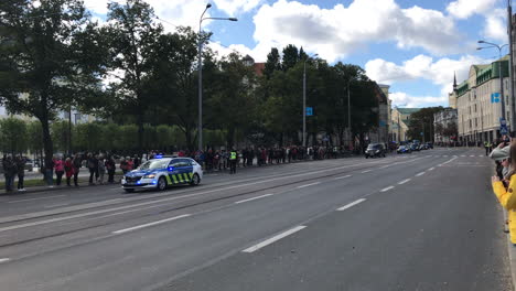 People-watching-escort-of-pope-Francis-passing-by-in-streets-of-Tallinn