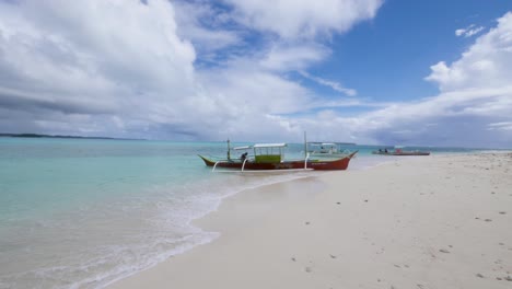 Ultrazeitlupenaufnahme-Eines-Traditionellen-Philippinischen-Bangka-Bootes-In-Rot,-Das-An-Einem-Wunderschönen-Strand-Verankert-Ist