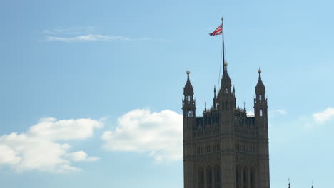 Bandera-Ondeando-En-La-Torre-De-Londres,-Inglaterra