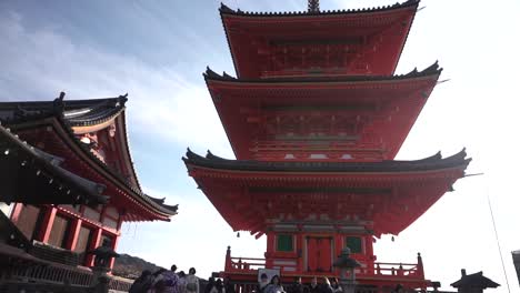 Viele-Touristen-Besuchen-Eines-Der-Wahrzeichen-Und-Beliebtesten-Reiseziele-In-Kyoto,-Japan