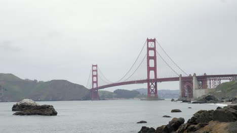The-famous-Golden-Gate-Bridge-in-San-Francisco,-California-in-foggy-daylight