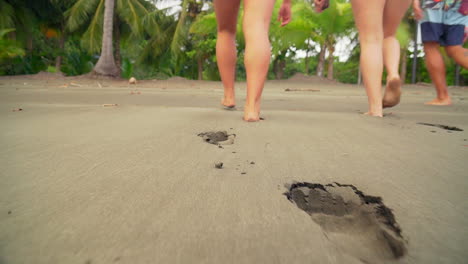 Primer-Plano-De-Gente-Caminando-En-La-Playa-Con-Ambiente-Tropical,-Boca-Chica,-Panamá