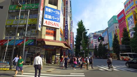 Pov-Caminando,-Las-Multitudes-Pasan-Debajo-De-Coloridos-Letreros-En-Akihabara