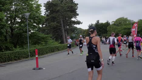 Männer-Und-Frauen,-Die-Während-Des-Kmd-Ironman-Kopenhagen-2018-Auf-Asphalt-An-Der-Langelinie-Laufen