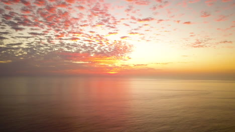 Magischer-Sonnenuntergang-über-Einem-Riesigen-Tropischen-Ozean
