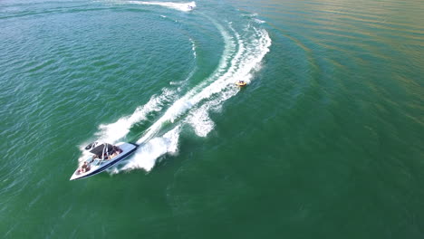 Ein-Schöner-Sommertag-Auf-Dem-See-Mit-Wassersport-Mit-Booten-Und-Wasserfahrzeugen
