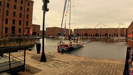 Clipper-Yacht-Vorbei---Liverpool-Albert-Dock-Verlassen