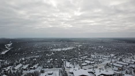 Drohnenansicht-Eines-Hotels-In-Saariselka,-Lappland,-Finnland