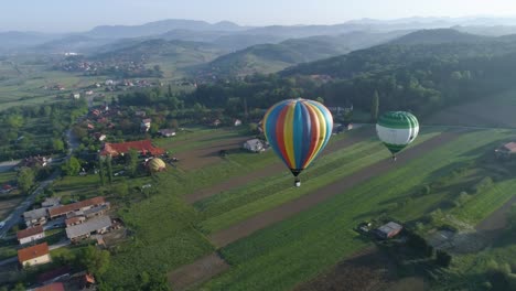 Aufsteigende-Luftaufnahme-Von-Ballons-Während-Der-Rallye