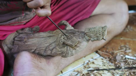 Balinesischer-Handwerker,-Der-Holzstatue-Herstellt