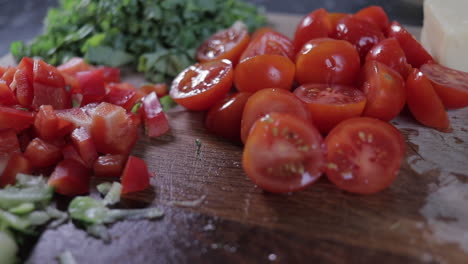 Langsame-Pfanne-Von-Links-Nach-Rechts,-Gehackte-Rote-Paprika,-Tomaten,-Grünkohl-Und-Zucchini-Zucchini-Auf-Einem-Holzschneidebrett