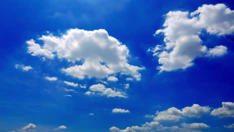 Zeitraffer-Schöne-Natur-Mit-Weißer-Wolke,-Die-Sich-Am-Blauen-Himmel-Bewegt