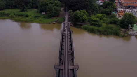 Luftdrohne-Schoss-über-Die-Brücke-über-Den-Fluss-Kwai,-Thailand-Death-Railway,-Kanchanaburi,-Thailand