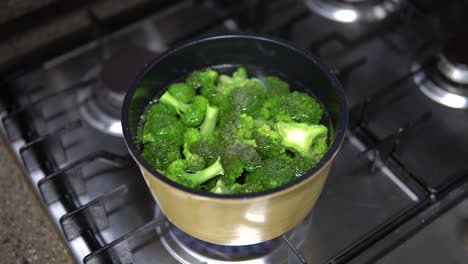 Gesunde-Grüne-Bio-Rohbrokkoliröschen-Werden-In-Wasser-Gekocht