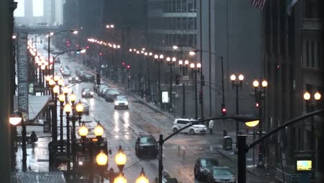 A-rainy-downtown-Chicago-intersection-with-medium-traffic-with-mostly-cars,-buses-and-pedestrians