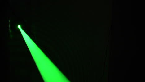 Láser-De-Seguridad-Verde-Cortando-La-Oscuridad