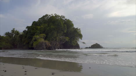 Olas-Rompiendo-En-Una-Playa-Tropical-En-Costa-Rica