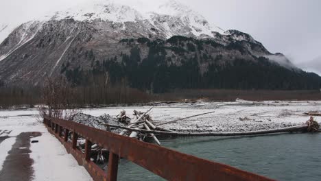 Kamera-Schwenkt-Langsam-über-Fluss-Und-Brücke-In-Alaska