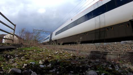 Imágenes-De-Trenes-Acercándose-A-La-Estación-De-Tren-Stoke-On-Trent-En-Midlands-Junto-Al-Canal,-Waterside-Y-La-Autopista-A50