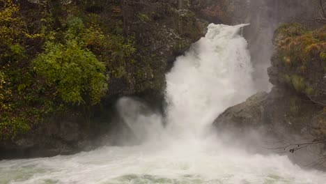 Wasserfall-An-Einem-Regnerischen-Tag,-Der-Einen-Kleinen-Teich-Bildet