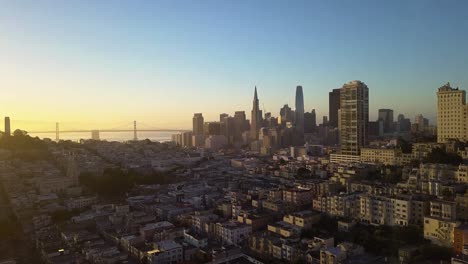 Luftschwenk-Nach-Oben,-Der-Die-Innenstadt-Von-San-Francisco-Während-Des-Sonnenaufgangs-Enthüllt---4k
