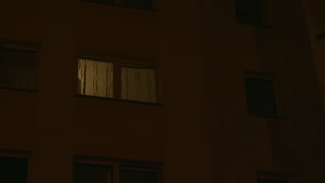Ventana-Luminosa-En-Un-Edificio-De-Hormigón-Por-La-Noche-En-Berlín,-Alemania