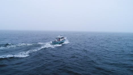 Un-Barco-Atravesando-La-Ruta-Vinalhaven-De-Aguas-Frías-De-Maine.