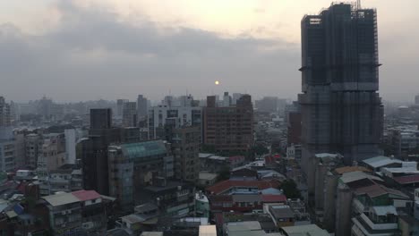 Vorwärtsbewegung-Einer-Drohnenaufnahme-Von-Taipei-Während-Des-Sonnenuntergangs