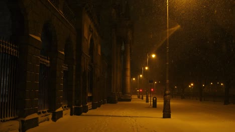 Leere-Schneebedeckte-Straße-In-Dublin-An-Regierungsgebäuden-Während-Des-Schneesturms