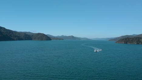 Aerial-Shot-of-boat-in-Marlborough-Sounds,-New-Zealand