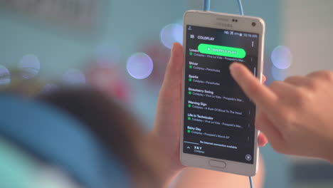 Desplazándose-Por-Spotify-En-Un-Smartphone-4k