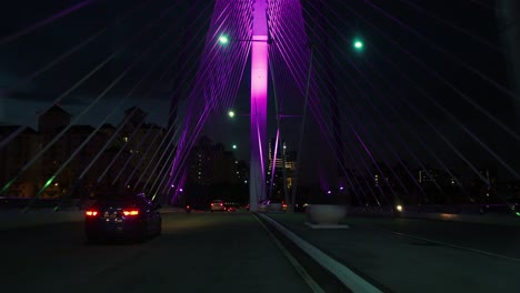 Vista-En-Primera-Persona-Cruzando-El-Puente-En-Putrajaya,-Malasia-Por-La-Noche