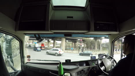 Lkw-Fahrer-Mit-Blick-Auf-Den-Kreisverkehr-Der-Spaghetti-Kreuzung,-Warten-Auf-Den-Wechsel-Der-Ampel