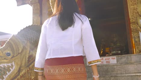 girl-walking-around-temple-in-chiangmai-thailand-4k