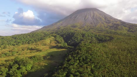 Imágenes-Aéreas-De-Drones-Cerca-Del-Volcán-Aernal-En-La-Fortuna,-Costa-Rica