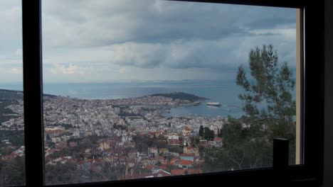 Blick-Auf-Die-Stadt-Mytilene-Auf-Lesbos-Durch-Das-Fenster-Der-Wohnung